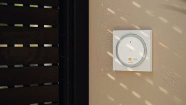 Gros plan de lal télécommande domotique SOMFY AMY